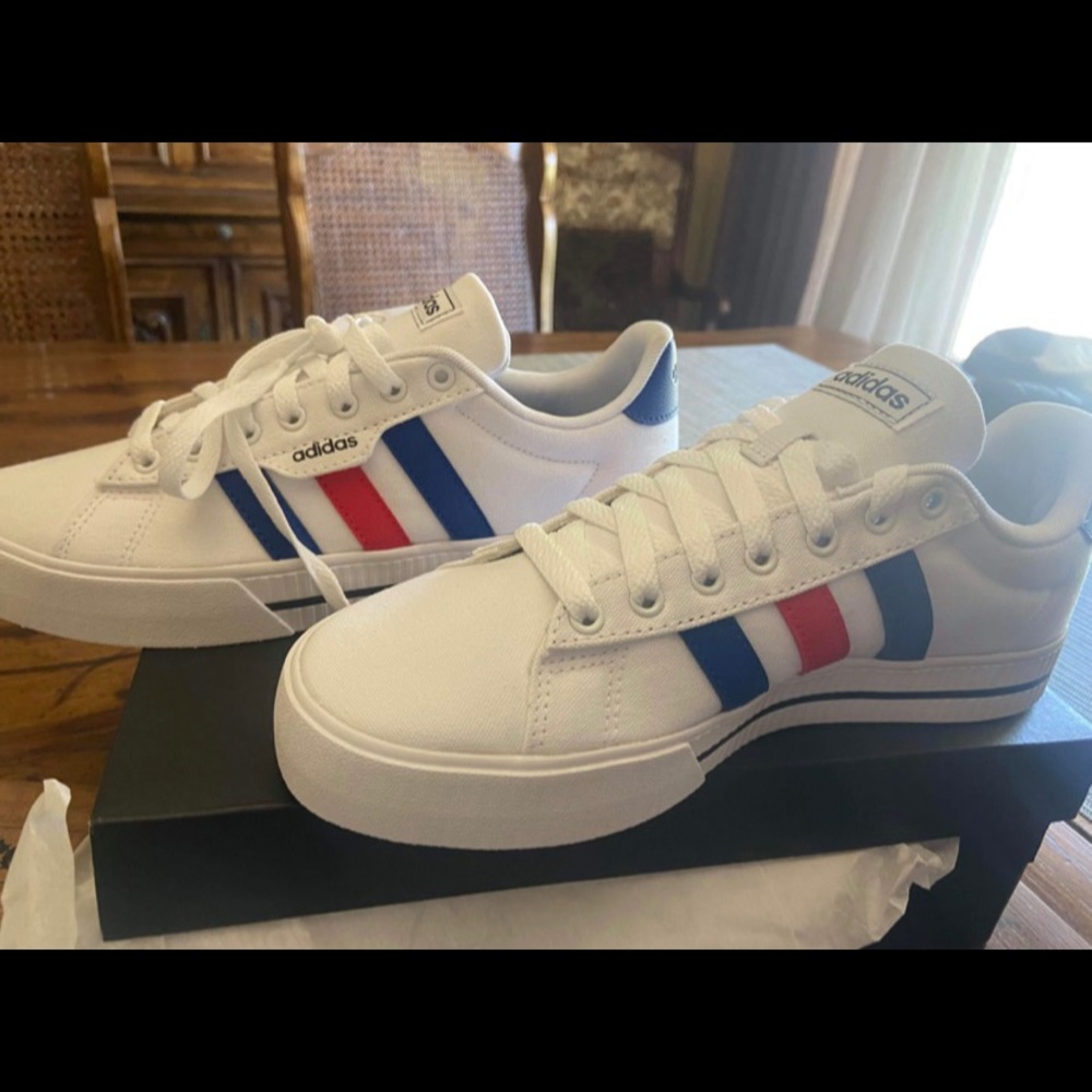Men’s 8/Women’s 9-9.5 Adidas casual sneakers! Never worn.